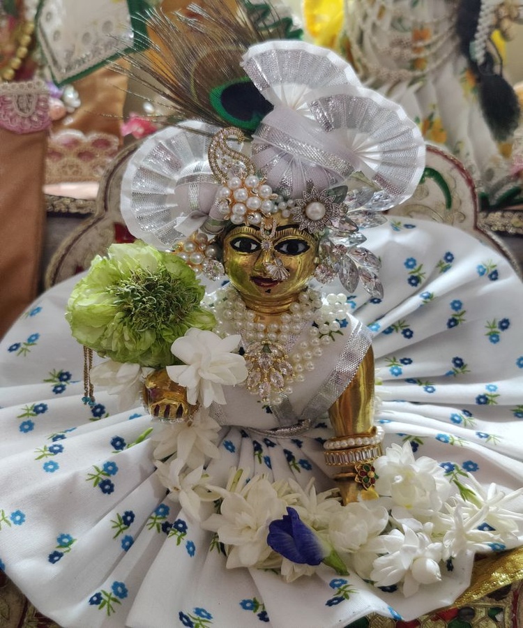 White Floral Cotton Shringar Dress with Pearl Mukut White Floral Cotton Shringar Dress with Pearl Mukut